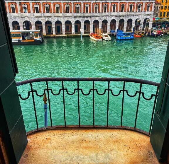 سوئیت جونیور با چشم‌انداز, Locanda Leon Bianco On The Grand Canal