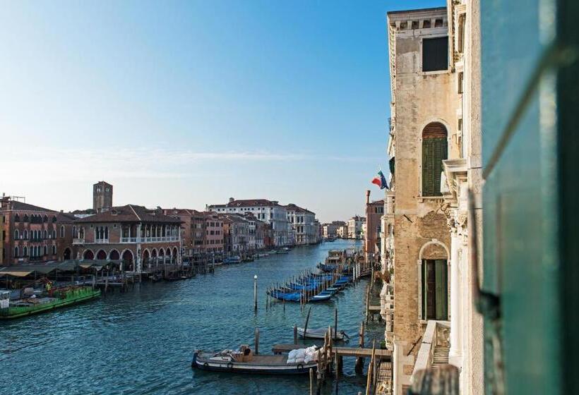 اتاق لوکس با چشم‌انداز, Locanda Leon Bianco On The Grand Canal