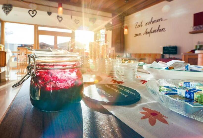 اتاق استاندارد یک نفره, Simone S Platzerl