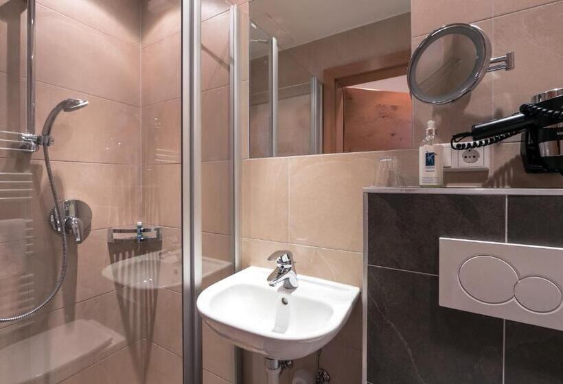 اتاق استاندارد یک نفره, Simone S Platzerl