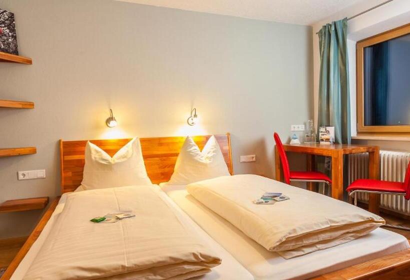 اتاق لوکس با بالکن, Simone S Platzerl