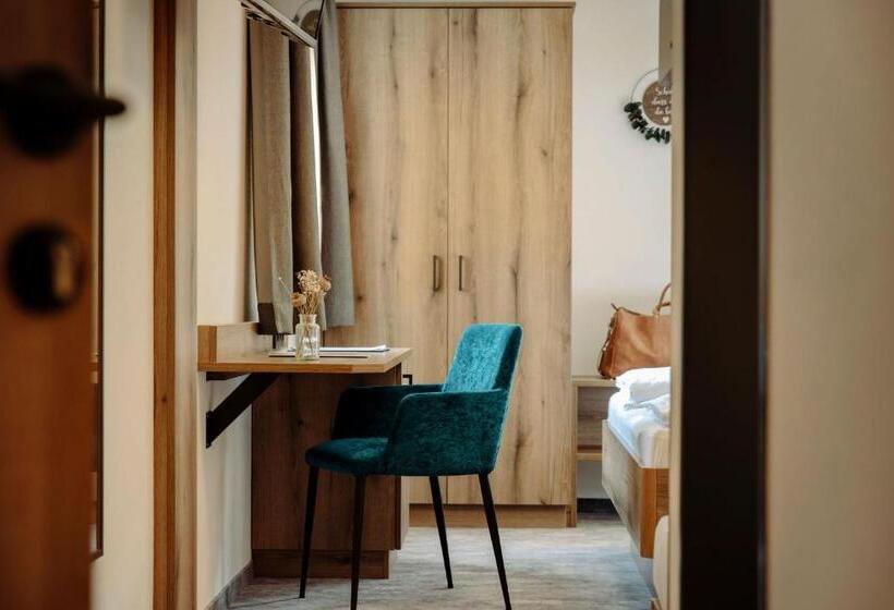 اتاق خانوادگی, Lerchs Land