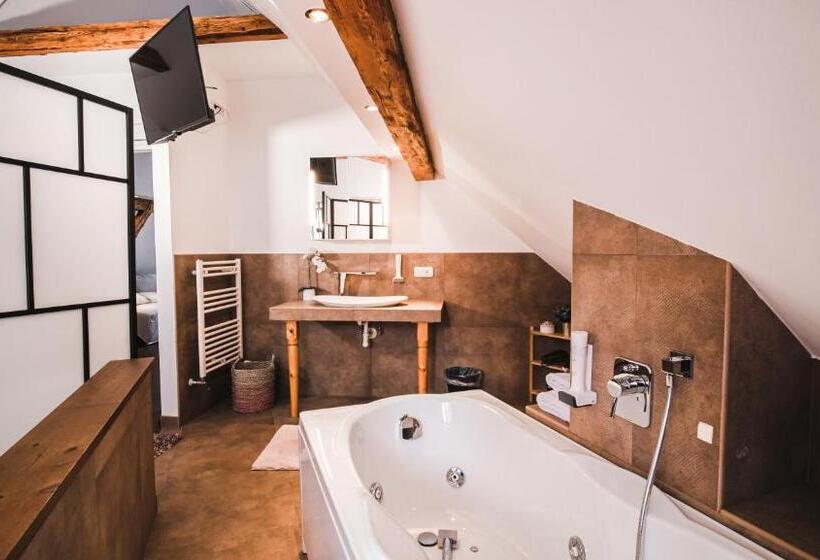 جناح جونيور, Guesthouse Dalnig