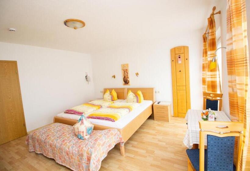 Номер Стандарт, Pension Eichschmid / Röll´n Biergarten