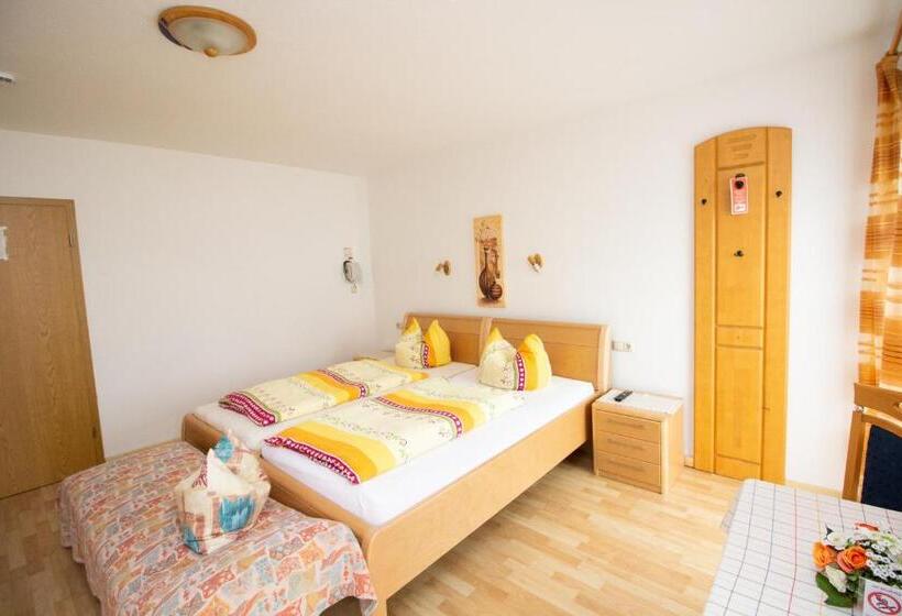 Standardrum, Pension Eichschmid / Röll´n Biergarten