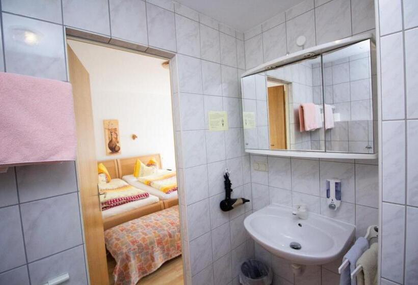 Standardrum, Pension Eichschmid / Röll´n Biergarten