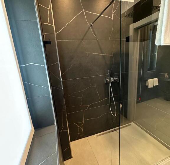 غرفة قياسية, Athos