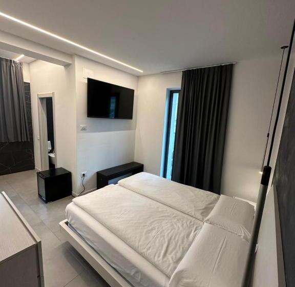 Quarto Estandar, Athos