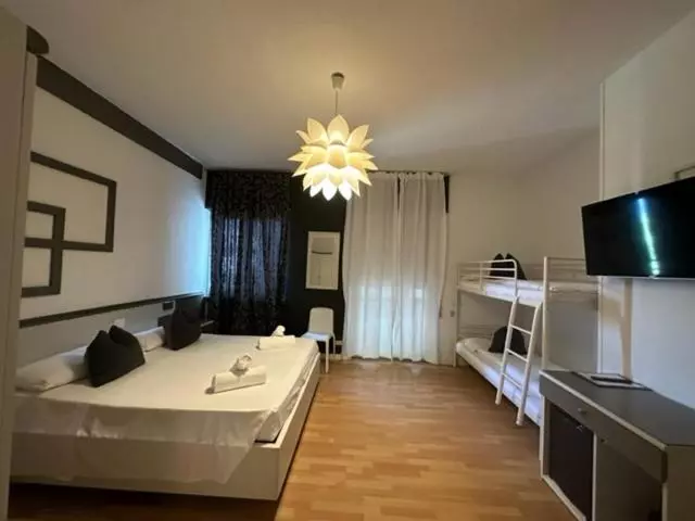 スタンダード４人部屋, Athos