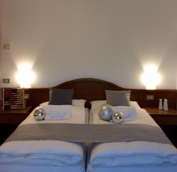 غرفة قياسية رباعية, Athos