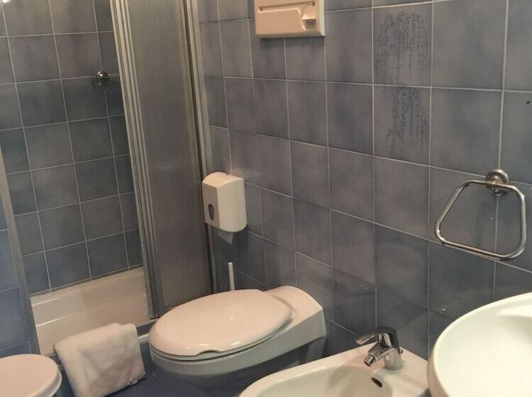 Quarto Estandar, Athos