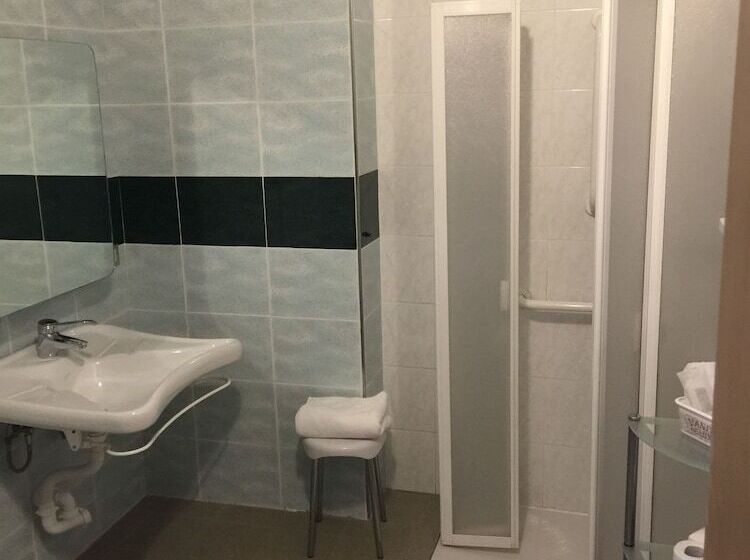 غرفة قياسية رباعية, Athos