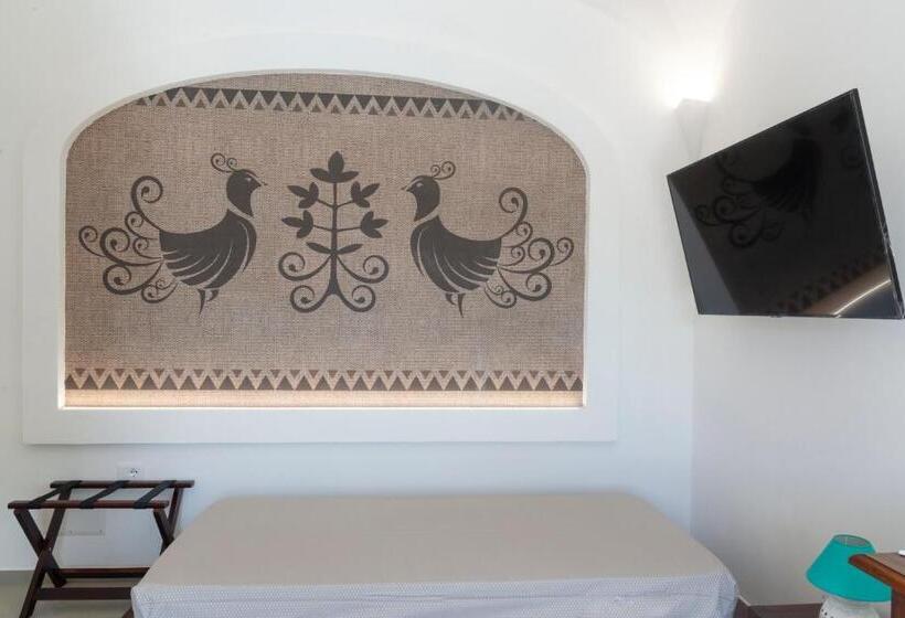 غرفة قياسية مطلّة علي حمام السباحة, Villa Cedrino