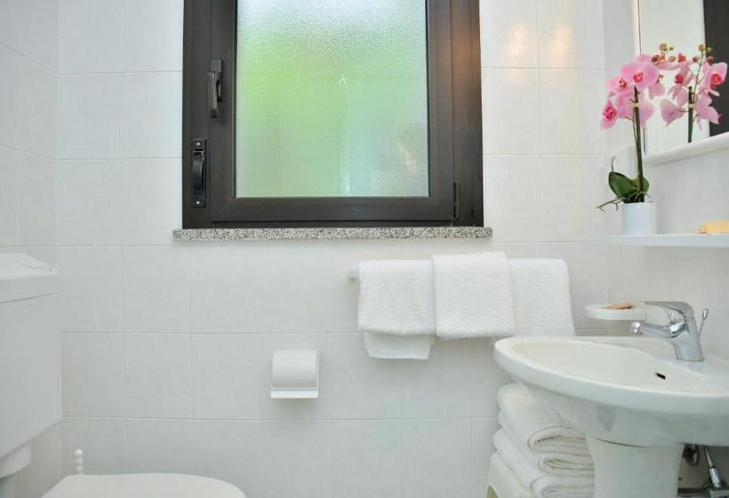 Standard Single Room, Etna