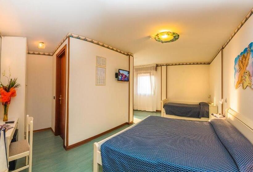 חדר קומפורט לשלושה, Europa