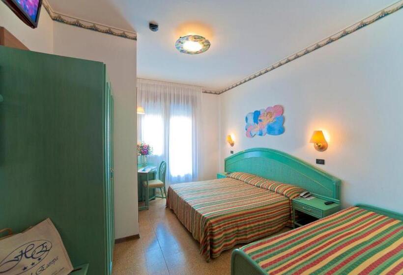 חדר קומפורט לשלושה, Europa