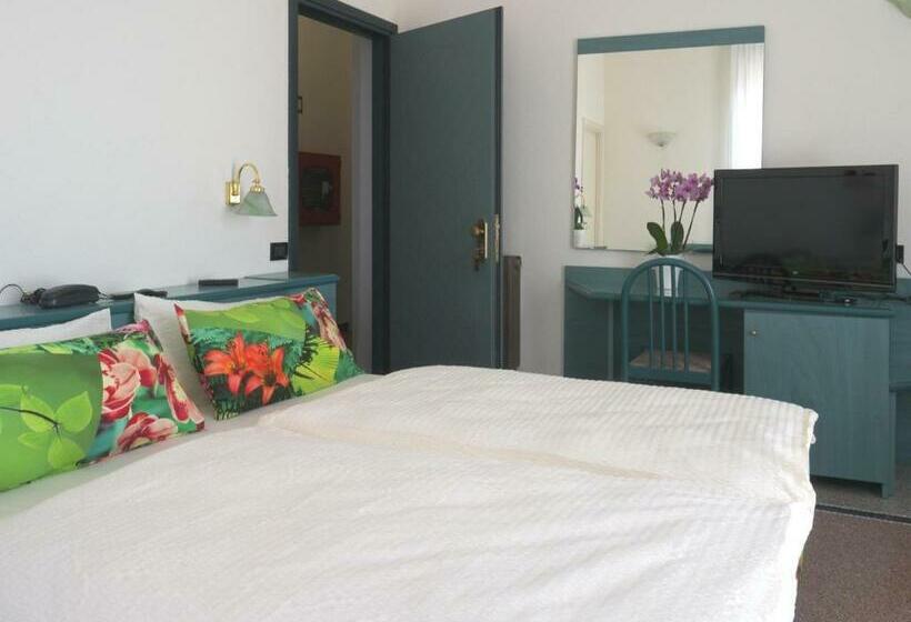 غرفة قياسية ثلاثية, Flora