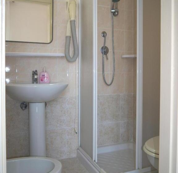 شقة غرفة واحدة, Flora