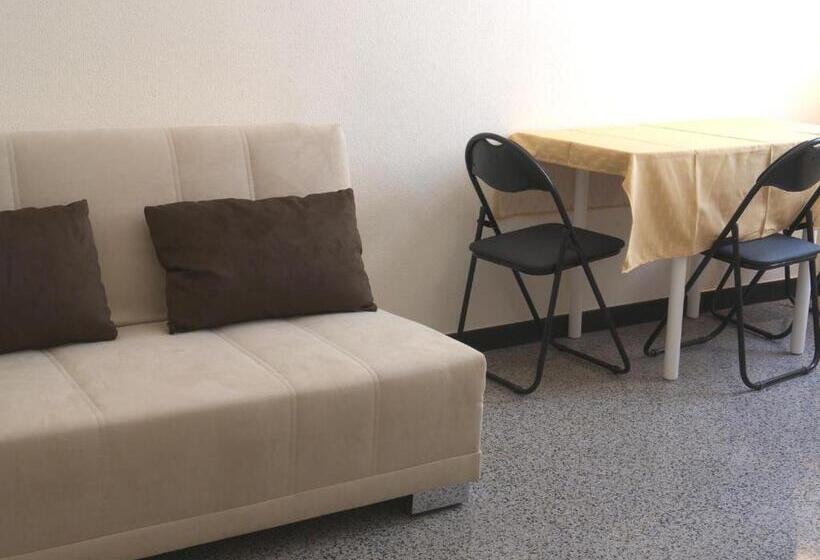 شقة غرفة واحدة, Flora