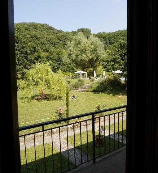 شقة غرفة واحدة, La Valle De  Medici