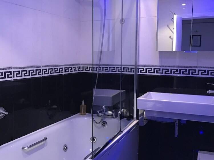 Четырехместный Номер Deluxe, Rhodes