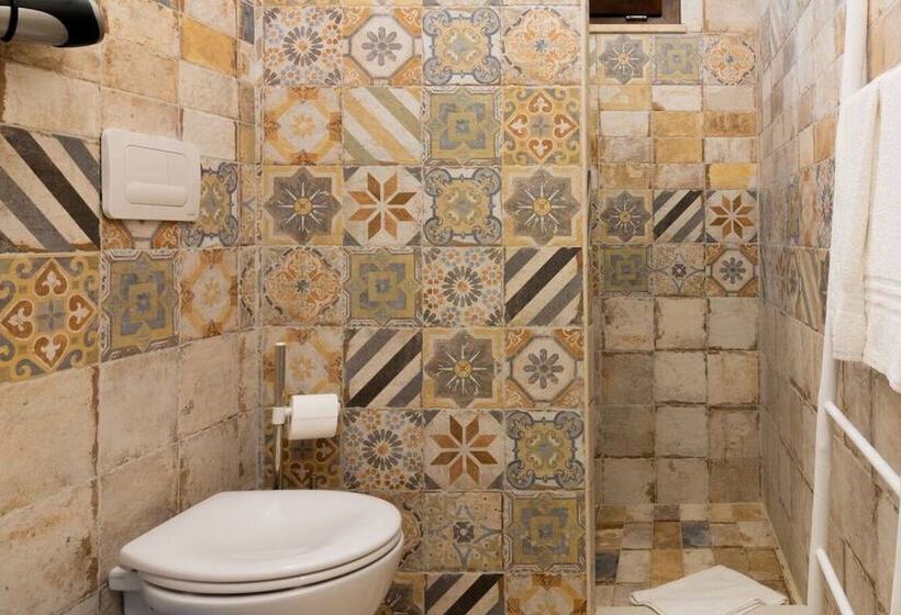 غرفة قياسية ثلاثية, Kunesias B&b