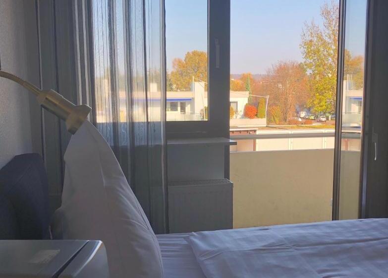 带阳台的标准单人间, Alka