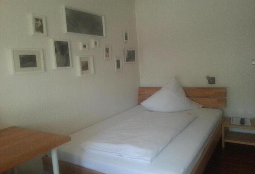 标准单人间, Alka