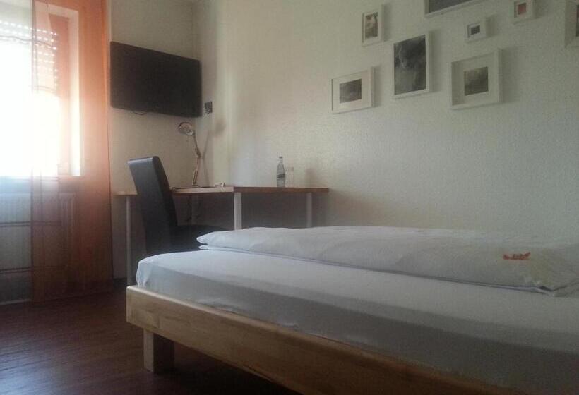 标准单人间, Alka