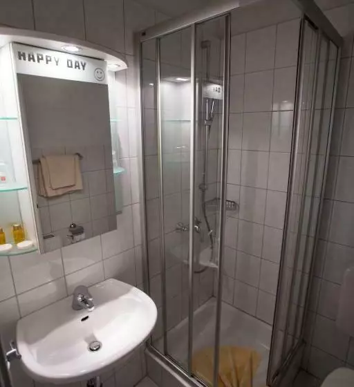Standard Yhden Hengen Huone, Maxim