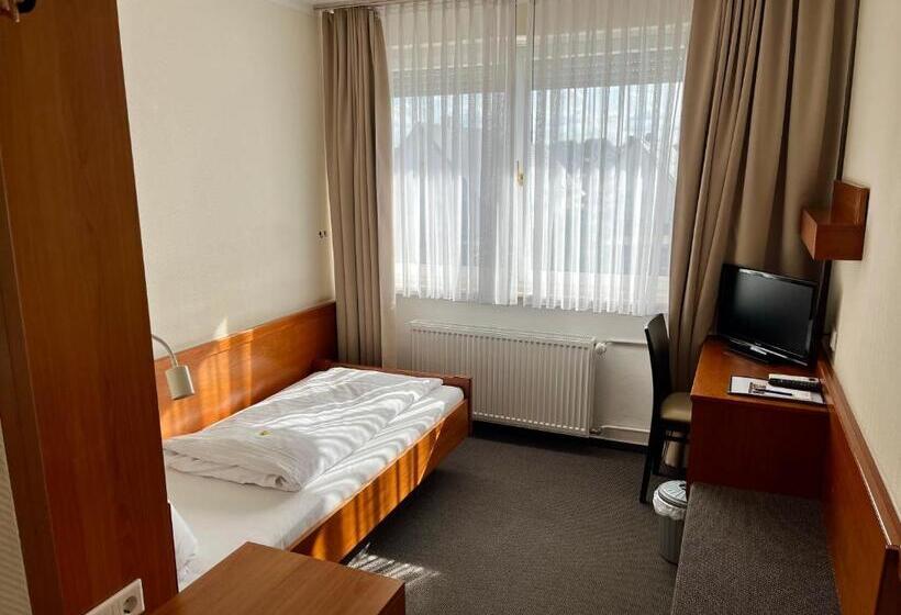 标准单人间, Zum Ritter