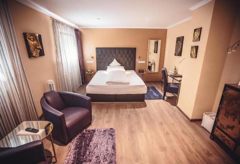 חדר אקונומי יחיד, Zur Heimat