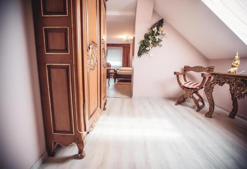 חדר אקונומי יחיד, Zur Heimat