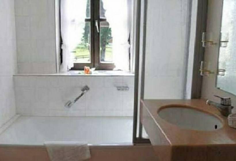 标准单人间, Zur Post