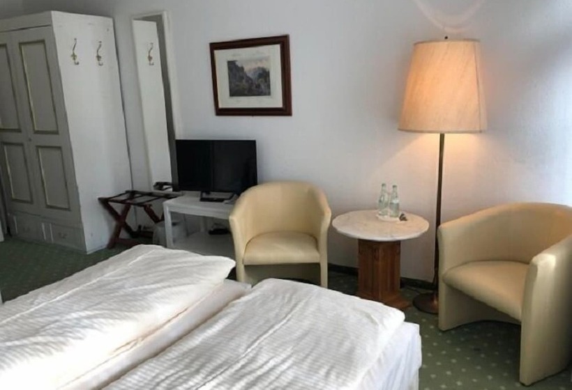 标准单人间, Zur Post