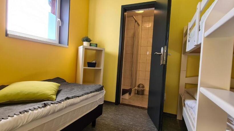 חדר סטנדרטי לחמישה אנשים, Harz Hostel
