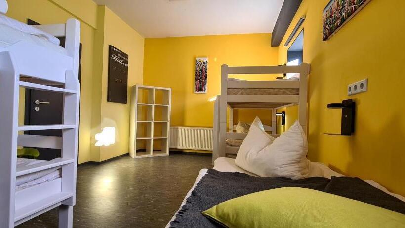 חדר סטנדרטי לחמישה אנשים, Harz Hostel