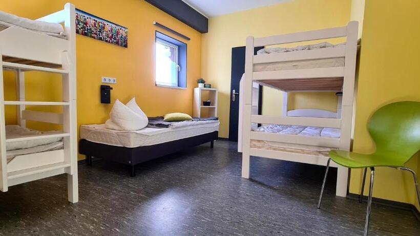 חדר סטנדרטי לחמישה אנשים, Harz Hostel