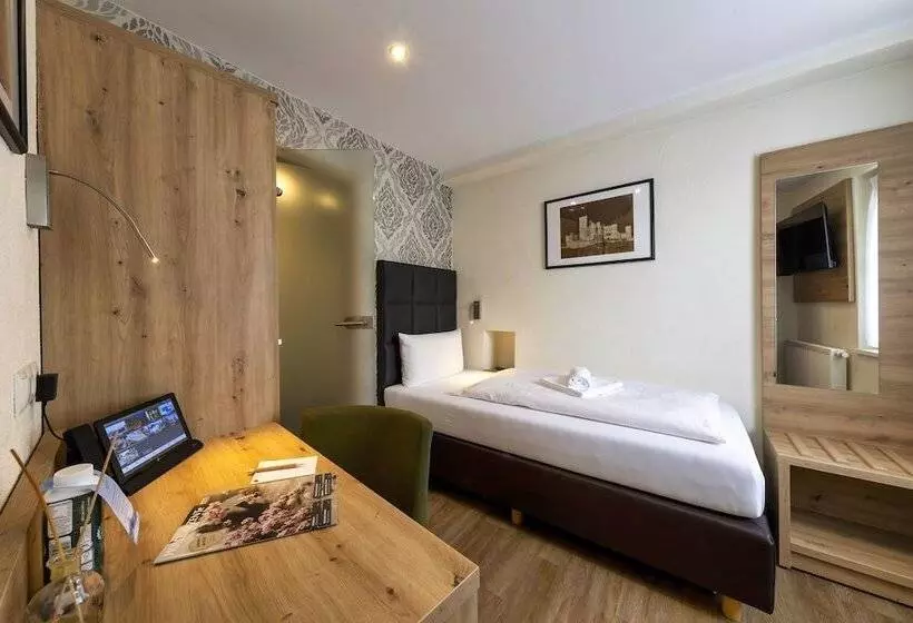 Standard Yhden Hengen Huone, Akzent Hotel Restaurant Roter Ochse Rhens Bei Koblenz