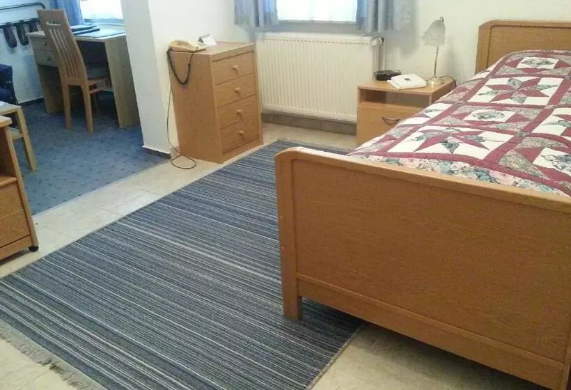 Standard Yhden Hengen Huone Parveke, Garni La Mer