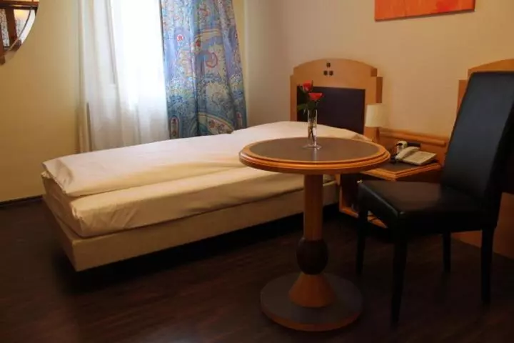 Economy Yhden Hengen Huone, Zum Lowen