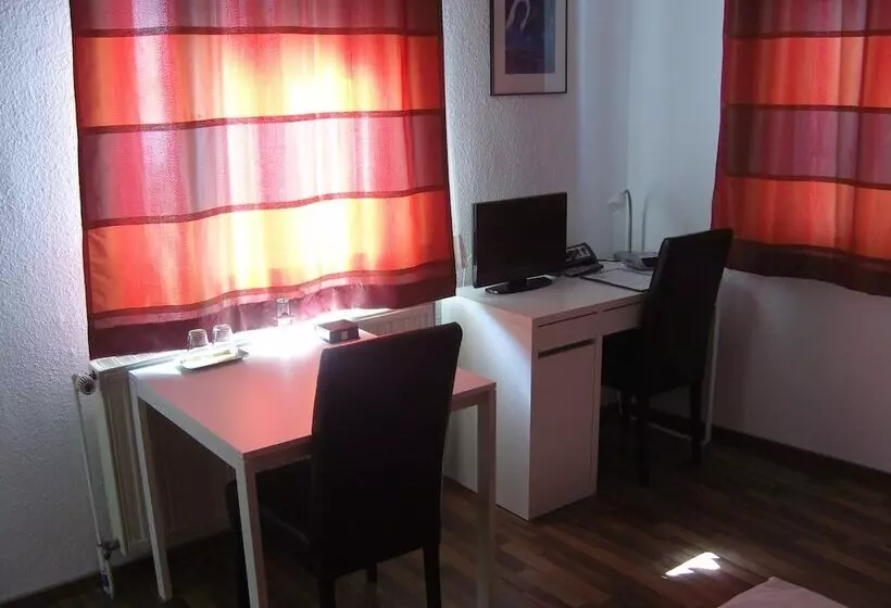 Standard Yhden Hengen Huone, Zum Lowen