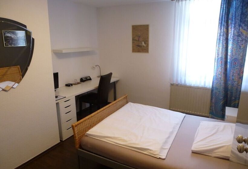 غرفة قياسية فردية, Zum Lowen