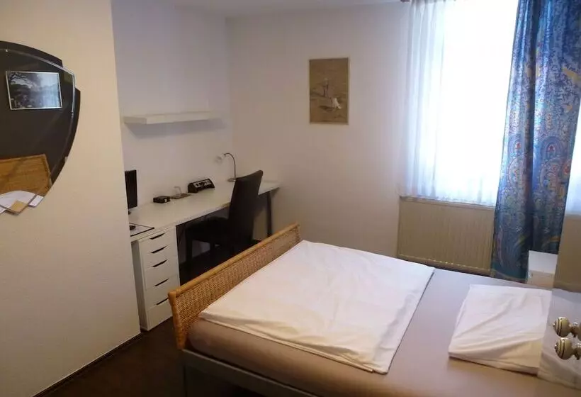 Standard Yhden Hengen Huone, Zum Lowen