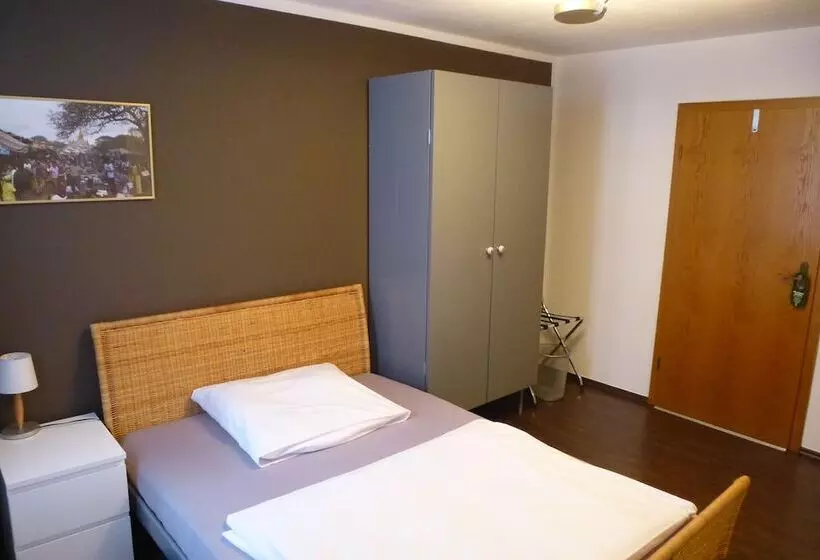 Standard Yhden Hengen Huone, Zum Lowen