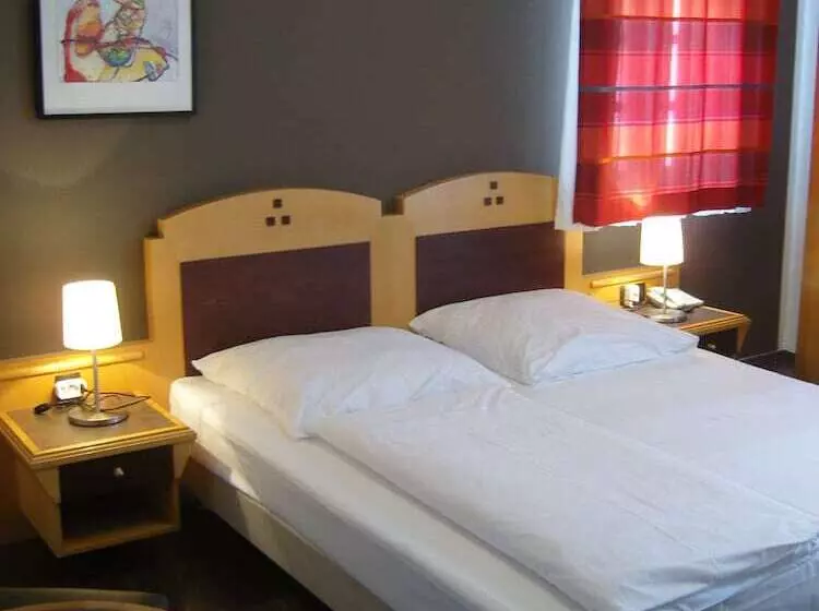 Standard Kolmen Hengen Huone, Zum Lowen