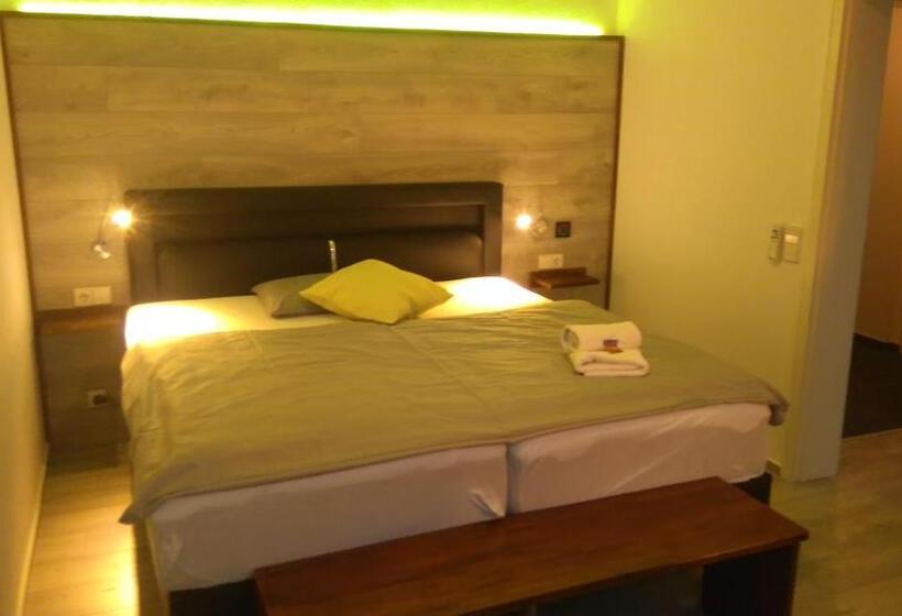 Номер Стандарт, Bennetts Restaurant Und