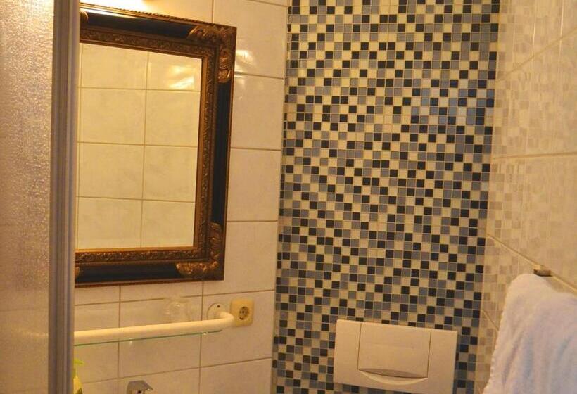 اتاق استاندارد یک نفره, Mahlzeit   Hotel Brauhaus Weyhausen   Keramikstudio