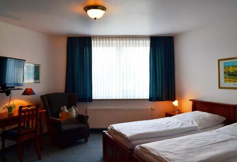 Basic-huone, Mahlzeit   Hotel Brauhaus Weyhausen   Keramikstudio