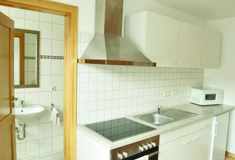 Huoneisto 1 Makuuhuone, Mahlzeit   Hotel Brauhaus Weyhausen   Keramikstudio